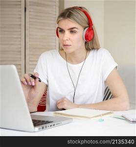 online remote courses student paying attention