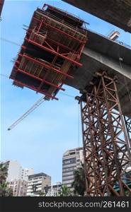 ?onstruction of the bridge in the modern city