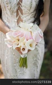 Openwork dress with a bouquet of flowers.. A bride in a futuristic wedding dress holds a bouquet 3905.