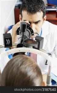 Optometrist examining a patient&acute;s eye