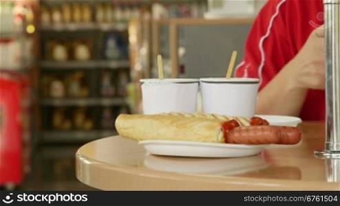 Order hot dog for lunch in convenience store