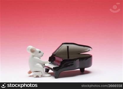Ornament of a mouse playing the piano