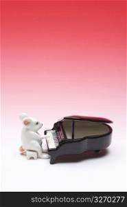 Ornament of a mouse playing the piano