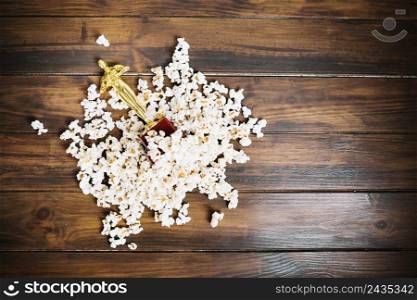 oscar statuette lying popcorn