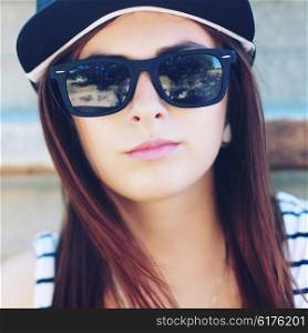 Outdoor summer lifestyle image of young pretty hipster woman having fun