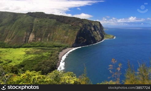 Overlooking the beautiful Waipi&#8217;o Valley in Hawaii