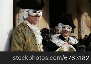 Paar mit Augenmasken, in Venedig.