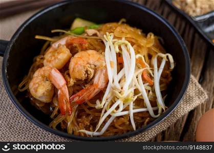 Padthai shrimp in a black bowl.