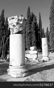 pamukkale old construction in asia turkey the column and the roman temple