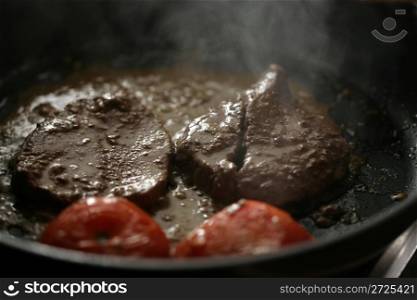 Pan-fried steak with tomates
