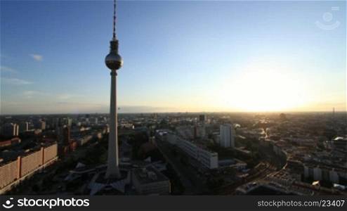 Panorama-Ansicht von Berlin im Zeitraffer, Blick vom 37. Stock des Park Inn auf Berlin Mitte. Im Hintergund, rechts des Fernsehturms, liegen die wesentlichen Sehenswnrdigkeiten Berlins, wie Reichstag, Potsdamer Platz usw. Panora