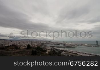 Panorama-Blick auf den Gro?raum Barcelona mit dem Hafen im Vordergrund. Blickrichtung vom Montjuic in Richtung Innenstadt und Mittelmeer. Panoramic view on the city of Barcelona with port in the f