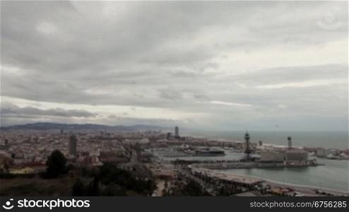 Panorama-Blick auf den Gro?raum Barcelona mit dem Hafen im Vordergrund. Blickrichtung vom Montjuic in Richtung Innenstadt und Mittelmeer. Panoramic view on the city of Barcelona with port in the f