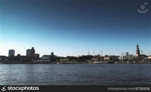 Panorama des Hamburger Hafen mit Skyline von links nach rechts