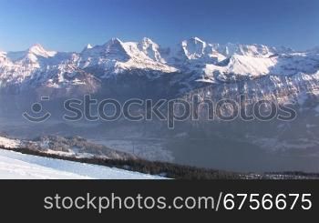 Panorama einer Gebirgskette im Winter mit Blick aufs Tal