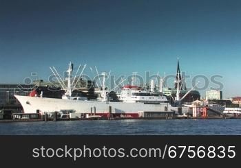 Panorama von Hamburg mit Schiff MS Cap San Diego im Hafen