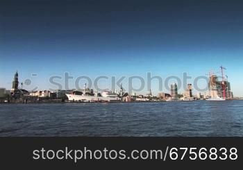 Panoramablick auf den Hamburger Hafen, die Schiffe, das Wasser der Elbe und die Skyline