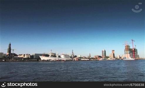 Panoramablick auf den Hamburger Hafen, die Schiffe, das Wasser der Elbe und die Skyline