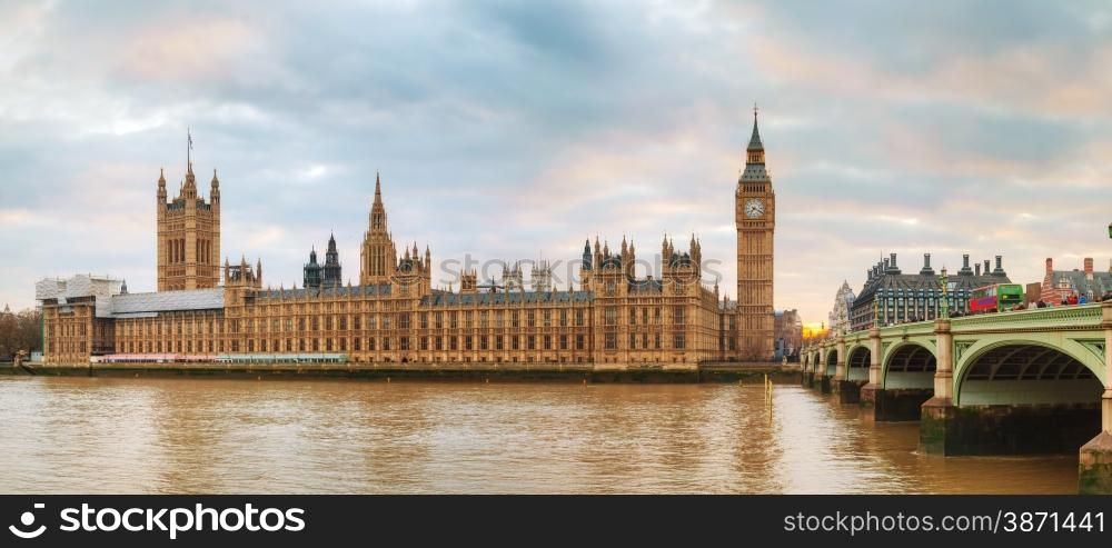 Panoramic overview of the Houses of Parliament with the Elizabeth tower
