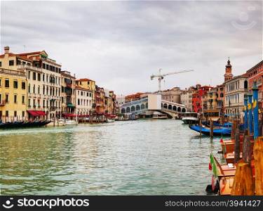 Panoramic overview of the Rialto bridge in Venice on an overcast day