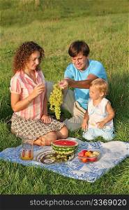parents with daughter on picnic