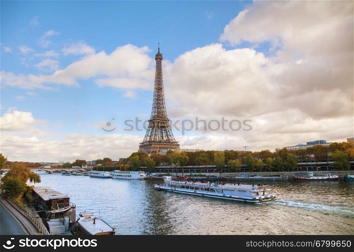 PARIS - NOVEMBER 2: Cityscape of Paris with the Eiffel tower on November 2, 2016 in Paris, France.