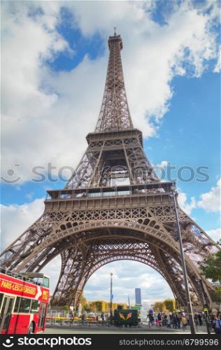PARIS - NOVEMBER 2: Eiffel tower surrounded by tourists on November 2, 2016 in Paris, France.