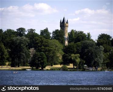 Park Babelsberg-Flatowturm und Havel. Flatow Tower in Babelsberg Park, Potsdam, Germany