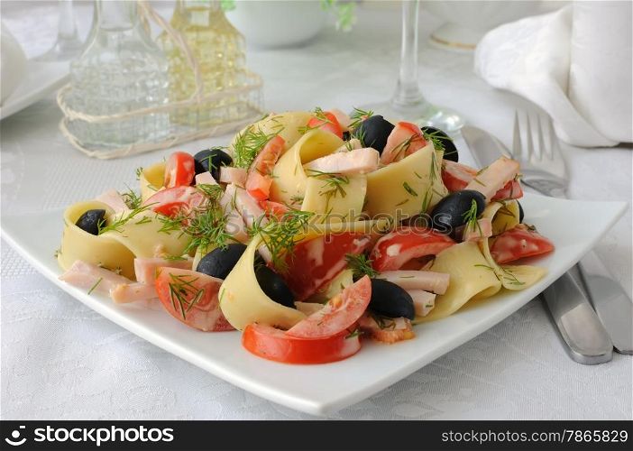 Pasta salad with ham, tomato and olive sauce