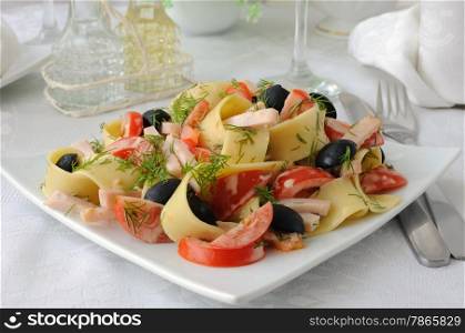 Pasta salad with ham, tomato and olive sauce