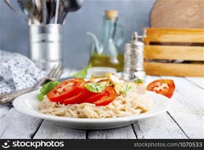 pasta with baked chicken and fresh tomato