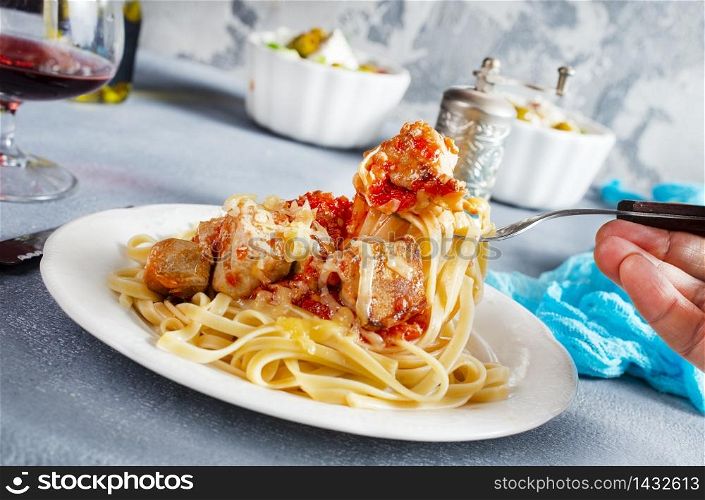 pasta with fried chicken and tomato sauce