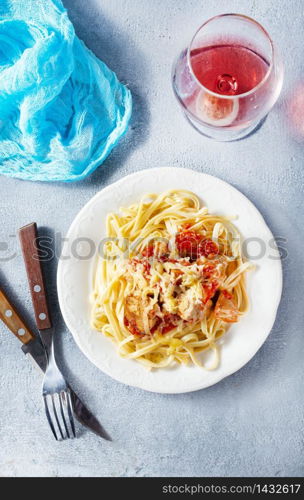 pasta with fried chicken and tomato sauce