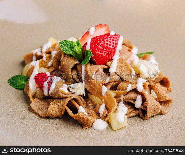 Pasta with strawberry and sour cream