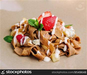 Pasta with strawberry and sour cream