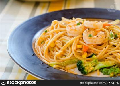 pasta with tomato sauce , shrimp and vegetable