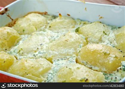 Patatine novelle alla crema di basilico - Italian baked potato with cream and basil&#xA;&#xA;