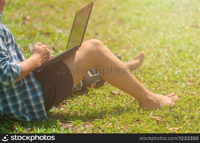 Patients undergoing knee surgery Take after surgery. Relax in the garden. Read the news via the internet. Use the computer to work. Relaxation for physical therapy.