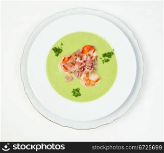 Pea soup with shrimps and bacon