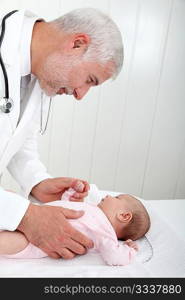 Pediatrician examining baby&acute;s good health