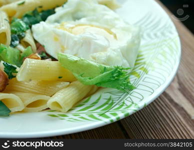 Penne Florentine with bacon and poached egg