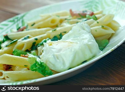 Penne Florentine with bacon and poached egg