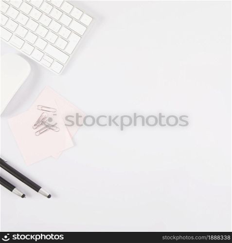 pens sticky notes near keyboard mouse . Resolution and high quality beautiful photo. pens sticky notes near keyboard mouse . High quality and resolution beautiful photo concept