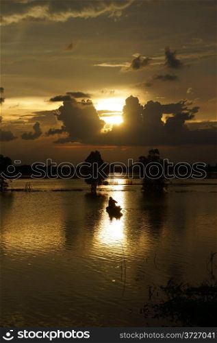 People rowing the row boat forward to the sun, the cloud hides the sun make the bright way on river