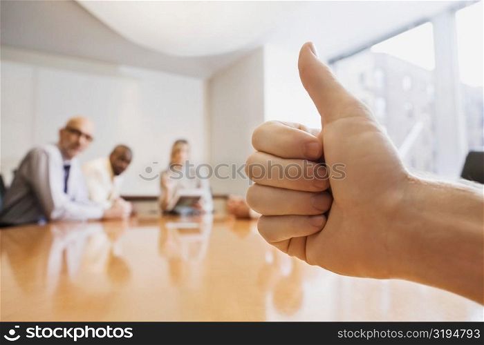Person&acute;s hand showing thumbs up gesture