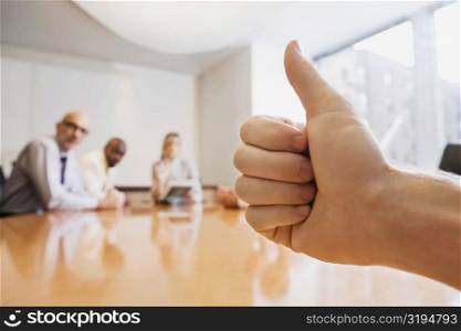 Person&acute;s hand showing thumbs up gesture