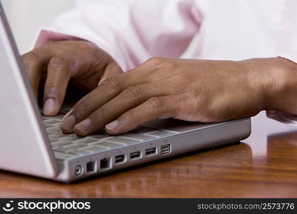 Person&acute;s hand working on a laptop