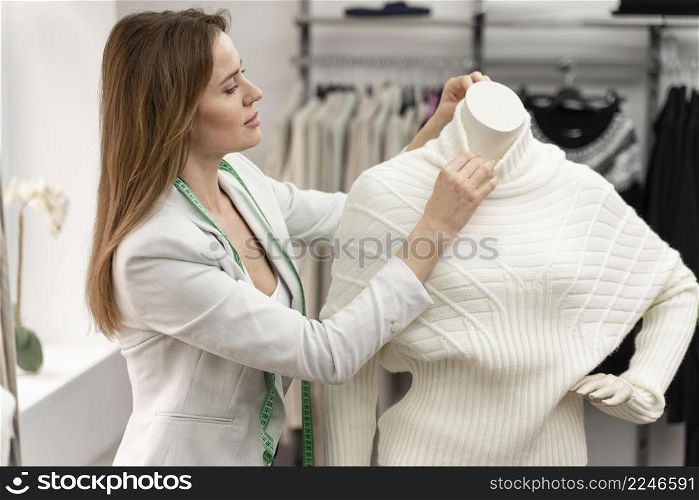 personal shopper measuring clothes
