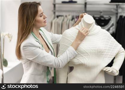 personal shopper measuring clothes