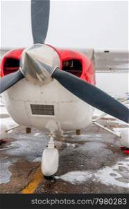 Photo closeup propeller plane in bad weather